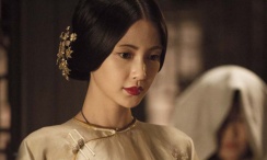 美女把尿口扒开给男生舔